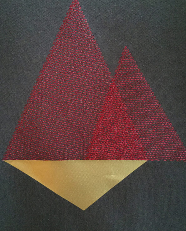 Sudadera bordada con diseño de triángulos abstractos