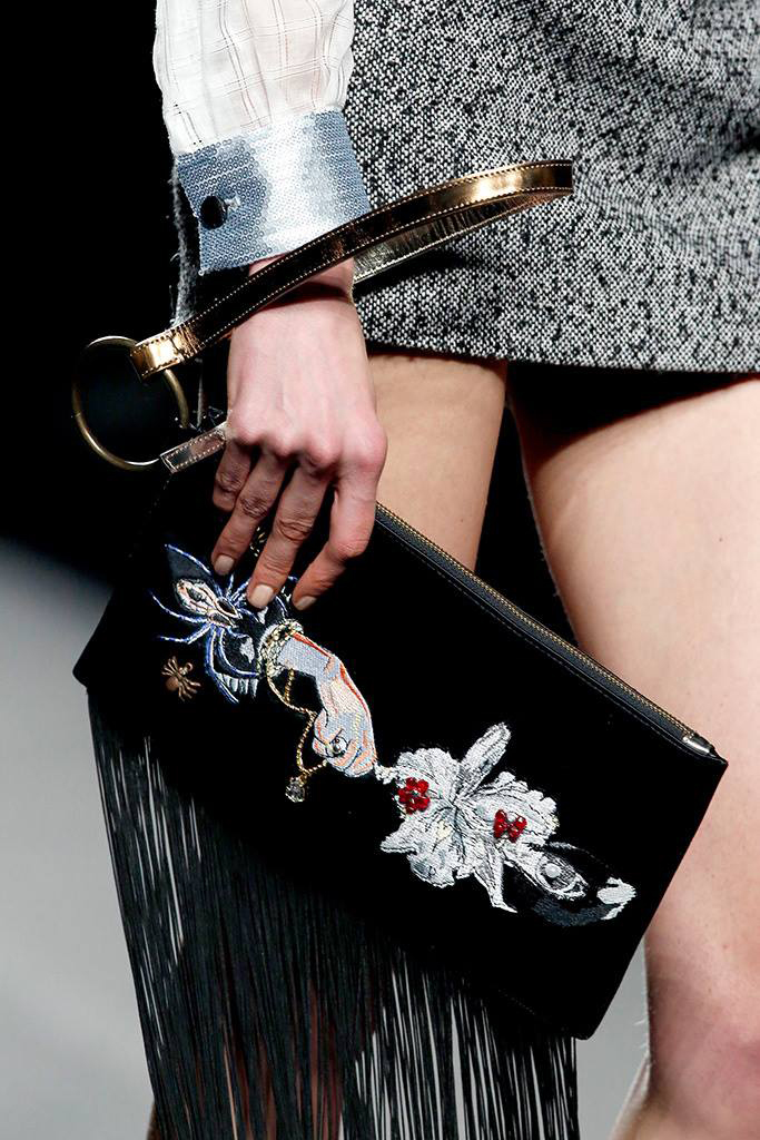 Detalle de bolso bordado para Ion Fiz en la Mercedez Fashion Week