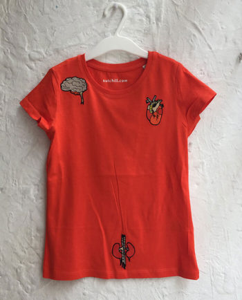 Camiseta naranja con parches bordados